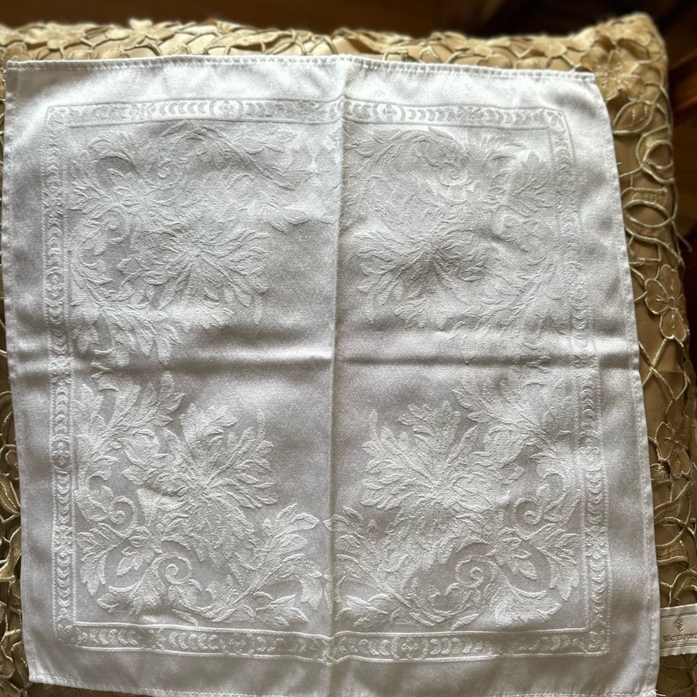NEW WATERFORD 6 WHITE DAMASK NAPKINS - Picture 7 of 9
